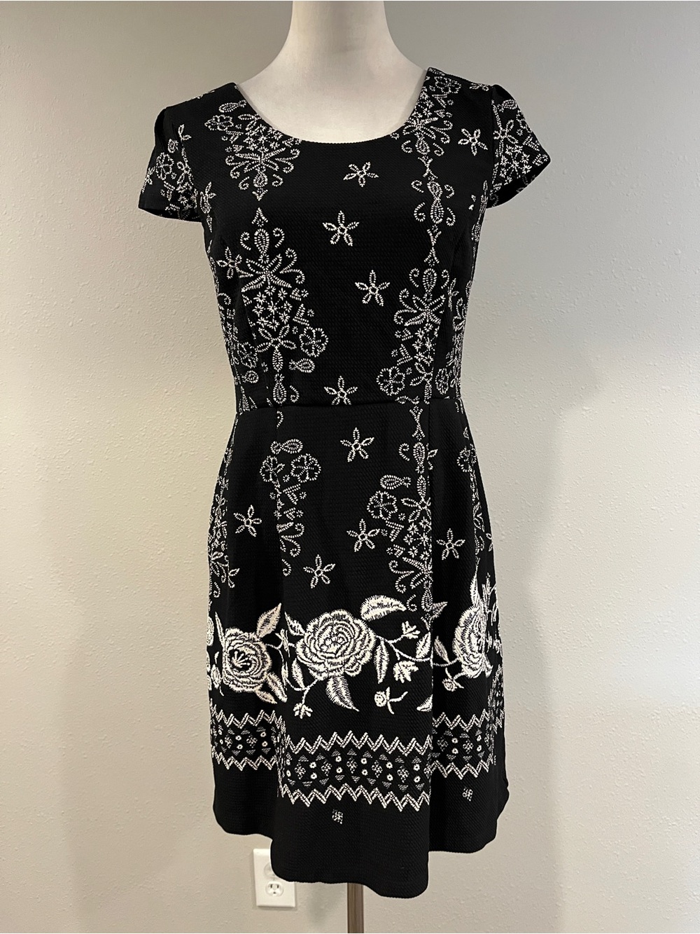 Black Floral cap sleeves Fit & Flare mini Dress size 8P